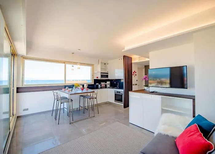 High Standing With Incredible Old And Sea Views Apartment Antibes